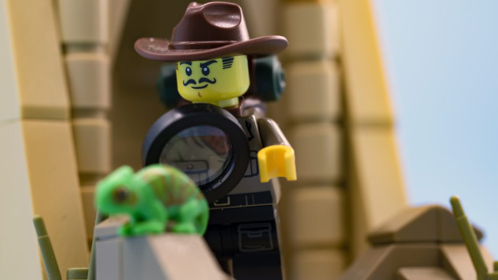 LEGO Collectible Minifigures Series 19 vignettes: Jungle Explorer