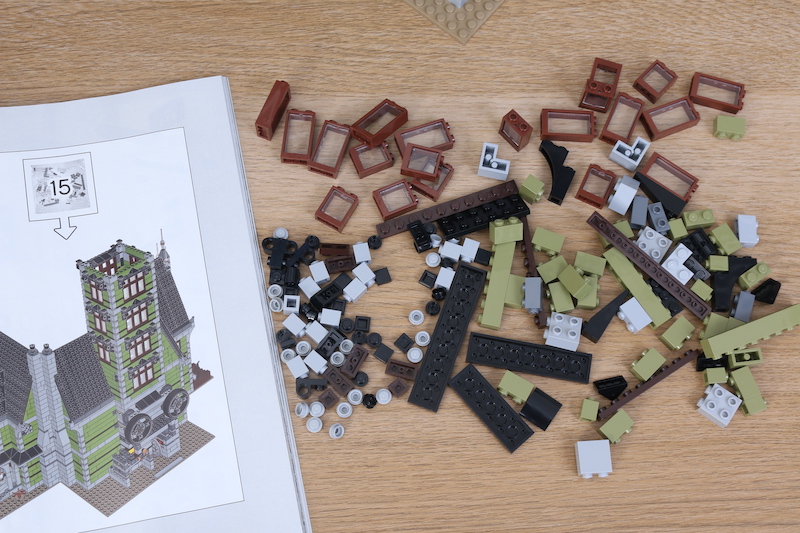 LEGO Fairground Collection 10273 Haunted House review 22