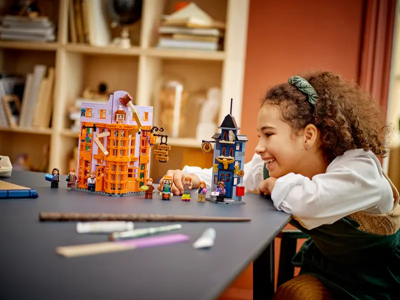 LEGO Harry Potter 76422 Diagon Alley Weasleys Wizard Wheezes Lifestyle