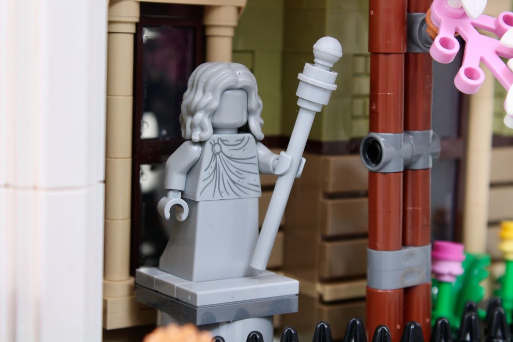 LEGO Icons 10326 Natural History Museum review 9 1024x683