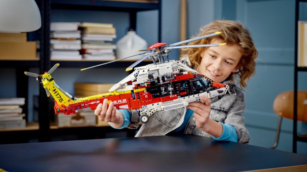 LEGO Technic 42145 Airbus H175 Rescue Helicopter featured 1024x576