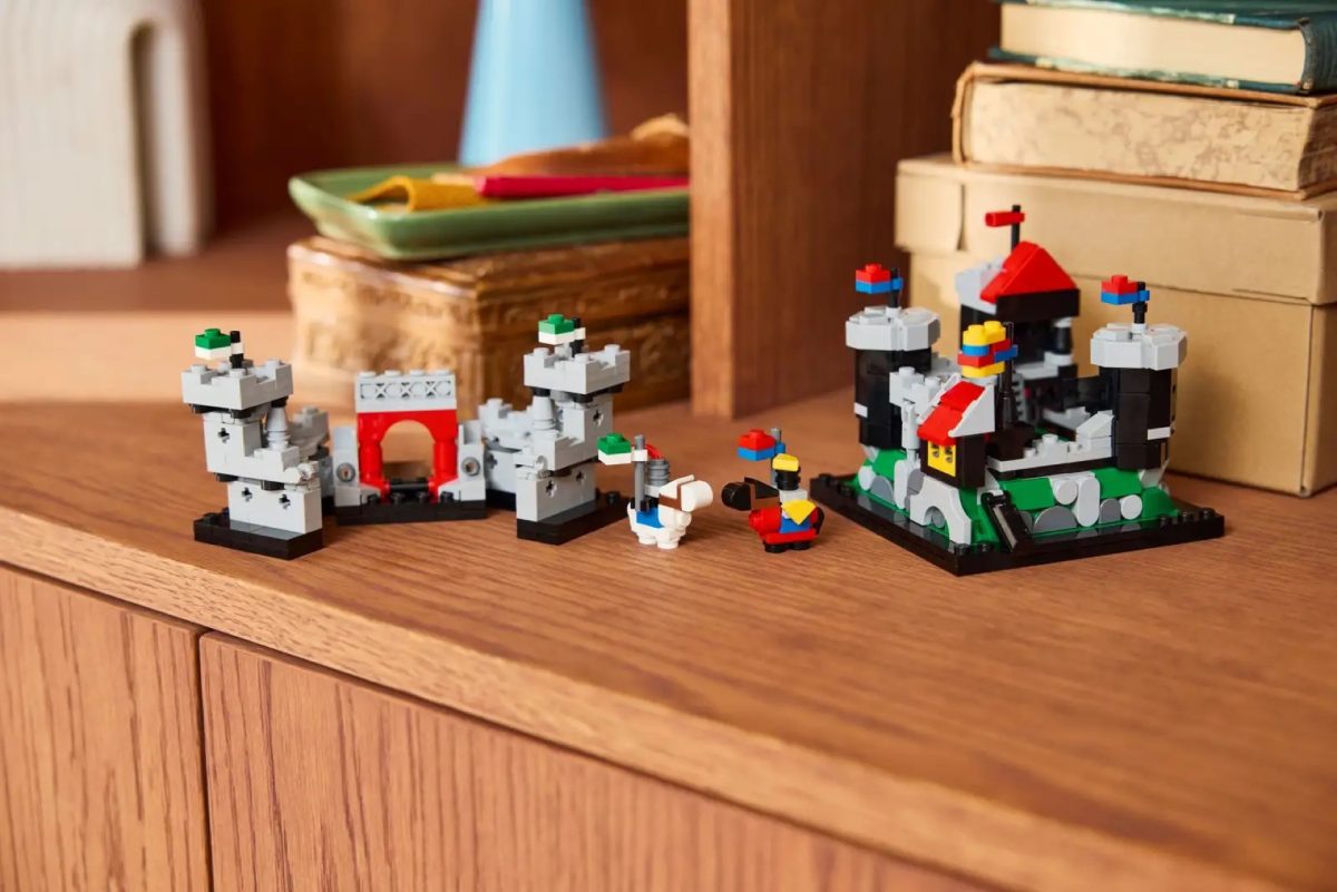 LEGO 40775 Mini Knights Castle Lifestyle 1200x801