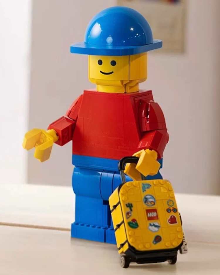 LEGO 40817 Yellow Travel Suitcase 40649 Up Scaled LEGO Minifigure
