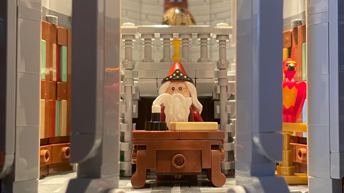 Report to this LEGO Harry Potter Dumbledore's office