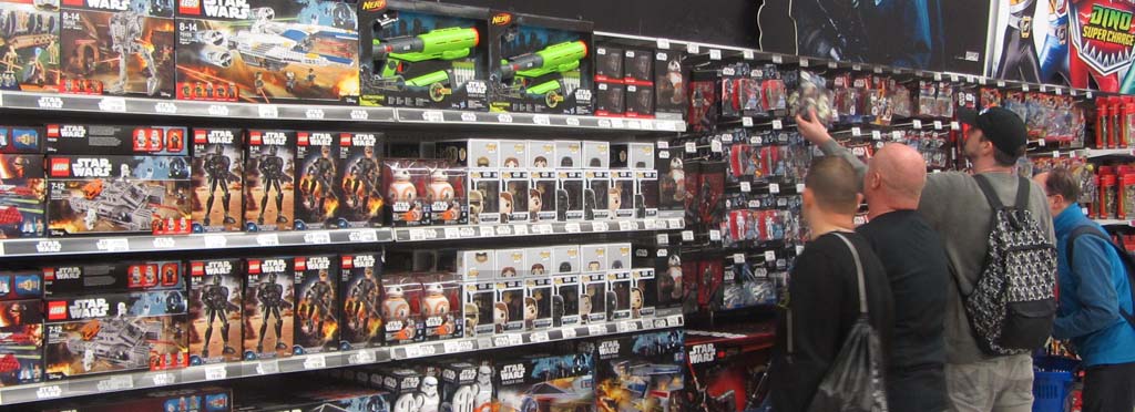 Star Wars fans Go Rogue at Toys R Us Midnight Madness event