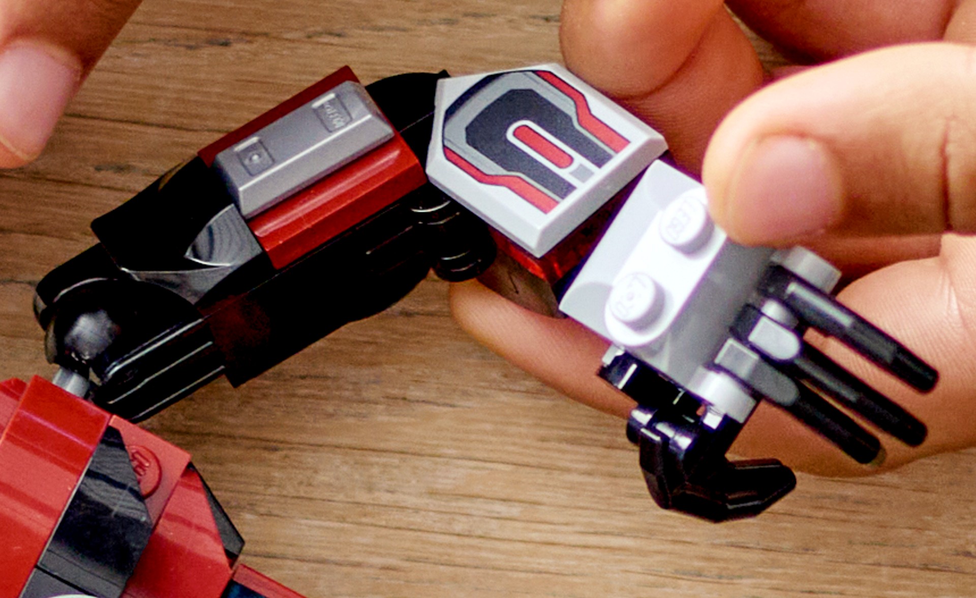 LEGO Marvel 76256 Ant Man Construction Figure arm design