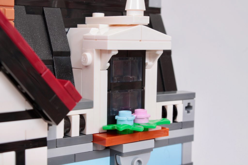 LEGO Icons 10350 Tudor Corner review 17 1024x683