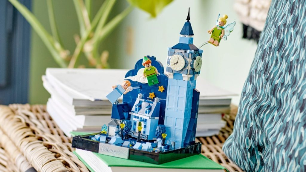 lego disney 43232 Peter Pan Wendys Flight over London lifestyle featured 1024x576
