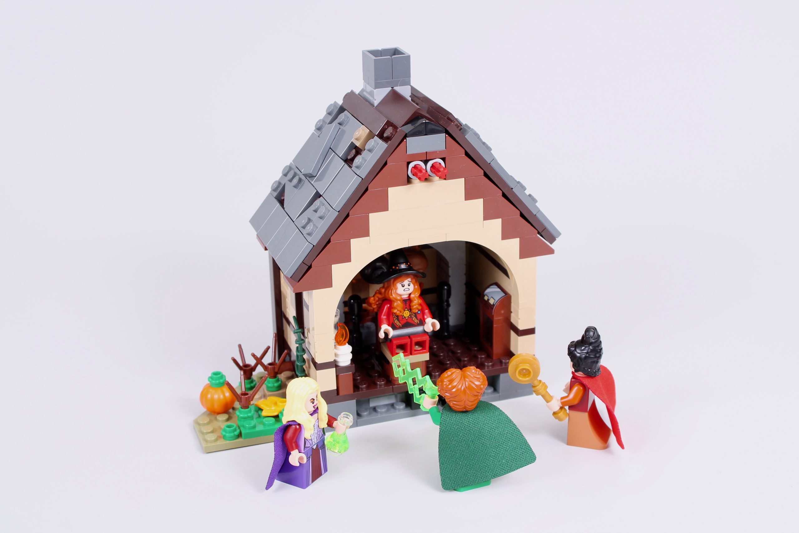 LEGO Ideas 21341 Disney Hocus Pocus The Sanderson Sisters Cottage review 52 scaled