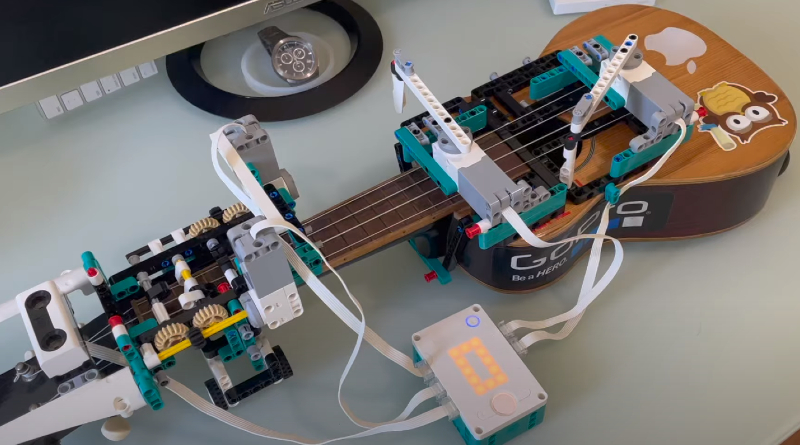 Sit back, relax and listen to this ukulele-playing LEGO robot
